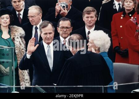 Capo della giustizia William Rehnquist che amministra giuramento di ufficio a George Bush sul fronte ovest del Campidoglio degli Stati Uniti, con Dan Quayle e Barbara Bush che guardano sopra, architetto della collezione del Campidoglio, 20 gennaio 1989 Foto Stock