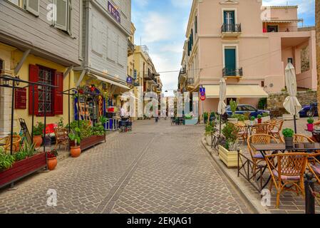La Canea, Grecia - 14 Giugno 2018 : la Canea Old Town vista strada. La Canea è una popolare attrazione turistica in Grecia. Foto Stock