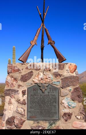 Memorial al Battaglione Mormon che si accampò qui a Picacho Oltrepassa la 1847 sulla strada per Tucson, Arizona Foto Stock