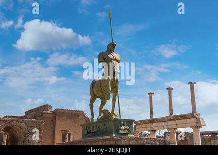 Statua di Сentaur nella città di Pompei distrutta nel 79AC dall'eruzione del Vesuvio, Italia in una bella giornata estiva Foto Stock