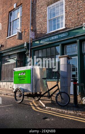 Una bici del triciclo eco-friendly, carico pesante del corriere parcheggiato a Fossgate in York, Regno Unito. Foto Stock