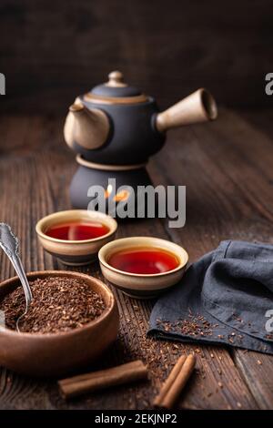 Tè Rooibos appena fatto pieno di antiossidanti su sfondo di legno Foto Stock