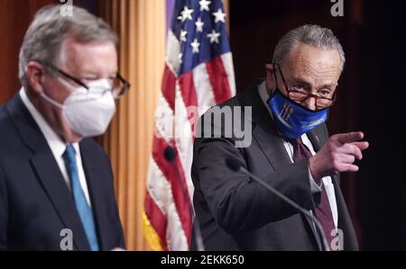 Washington DC, Stati Uniti. 23 Feb 2021. Washington, Stati Uniti. 23 Feb 2021. Il leader della maggioranza del Senato Chuck Schumer (D-NY) parla durante una conferenza stampa sul soccorso COVID-19 presso il Campidoglio degli Stati Uniti a Washington, DC martedì 23 febbraio 2021. Il pacchetto di stimoli da 1.9 trilioni di dollari del presidente Joe Biden è destinato a un voto in Aula più avanti questa settimana. Photo by Leigh Vogel/UPI Credit: UPI/Alamy Live News Credit: UPI/Alamy Live News Foto Stock