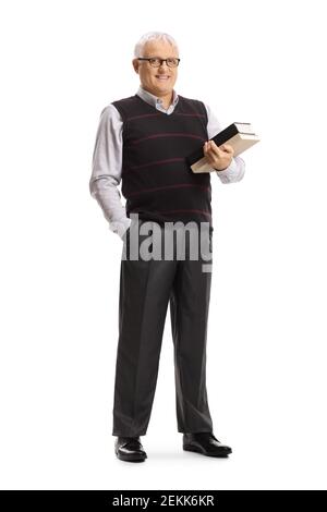 Ritratto a lunghezza intera di un insegnante di sesso maschile maturo che tiene libri isolato su sfondo bianco Foto Stock