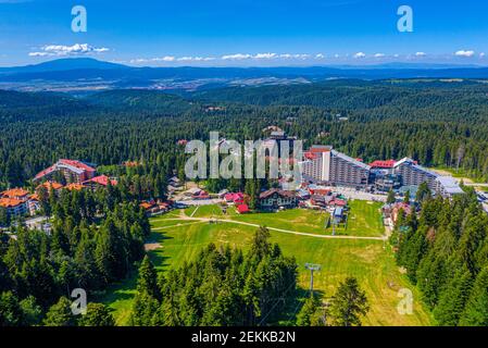 Vista aerea della stazione sciistica Borovets durante l'estate in Bulgaria Foto Stock