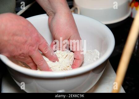 Fare impasto per pizza Foto Stock