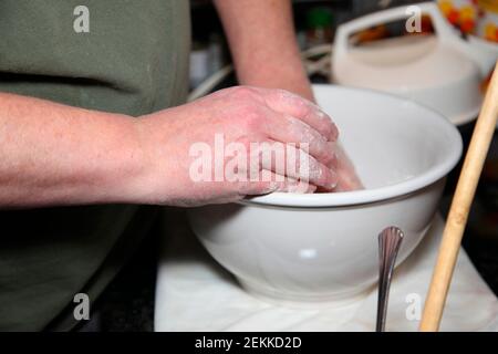 Fare impasto per pizza Foto Stock