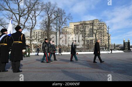 Mosca, Russia. 23 Feb 2021. Il presidente russo Vladimir Putin rende omaggio ai soldati caduti durante una cerimonia nella Tomba del Milite Ignoto a Alexander Garden al Cremlino il 23 febbraio 2021 a Mosca, in Russia. Credit: Planetpix/Alamy Live News Foto Stock