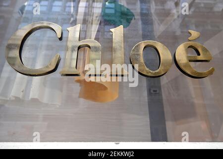 New York, Stati Uniti. 23 Feb 2021. Il marchio francese di moda di lusso Chloé logo nel suo negozio al dettaglio nel quartiere Soho di New York, NY, 23 febbraio 2021. Questa settimana sono in corso in Europa spettacoli della settimana della moda inglese e italiana. (Foto di Anthony Behar/Sipa USA) Credit: Sipa USA/Alamy Live News Foto Stock