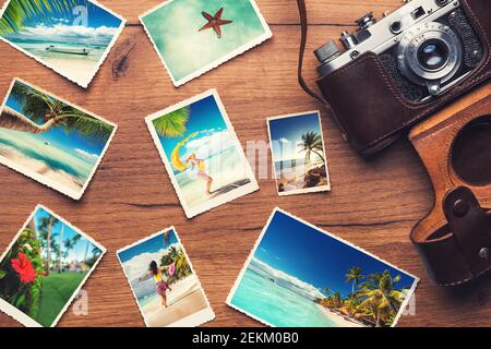 Fotocamera retrò d'epoca con foto sulla spiaggia tropicale su sfondo di legno Foto Stock