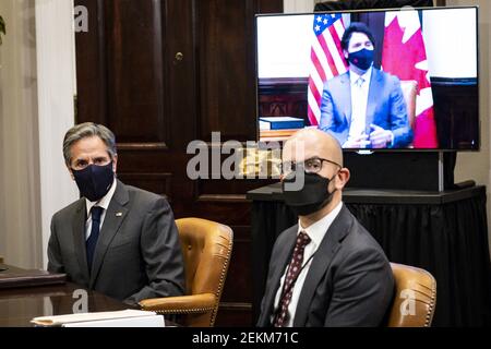 Washington, Stati Uniti. 23 Feb 2021. Il Segretario di Stato Tony Blinken (sinistra) partecipa a un incontro bilaterale virtuale con il Presidente Joe Biden, il Vice Presidente Kamala Harris e il primo Ministro Justin Trudeau del Canada nella Sala Roosevelt della Casa Bianca a Washington, DC, martedì 23 febbraio 2021. Foto in piscina di Pete Marovich/UPI Credit: UPI/Alamy Live News Foto Stock