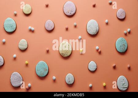 Immagine di biscotti fatti in casa a forma di uova che preparano Per le vacanze di Pasqua Foto Stock