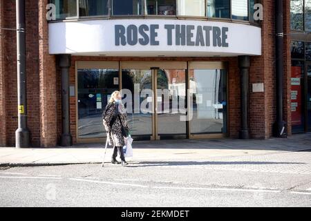 Una persona anziana in una maschera passa accanto al Rose Theatre temporaneamente chiuso a Kingston Upon Thames. Foto Stock