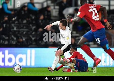 DERBY, INGHILTERRA. 23 FEBBRAIO: Jaden Brown della città di Huddersfield fouls Jason Knight della contea di Derby e viene inviato dopo una seconda carta gialla durante la partita Sky Bet Championship tra la contea di Derby e la città di Huddersfield al Pride Park, Derby martedì 23 febbraio 2021. (Credit: Jon Hobley | MI News) Credit: MI News & Sport /Alamy Live News Foto Stock