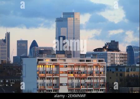 Vista dell'architettura mista che si affaccia a sud su Londra, al crepuscolo, in inverno, Regno Unito Foto Stock