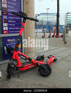 Febbraio 2021 - scooter elettrici a noleggio scaricati al di fuori di una comodità Negozio a Bristol Regno Unito Foto Stock