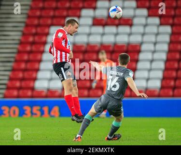 Sunderland, Regno Unito. 23 Feb 2021. Max Power 6 di Sunderland testa la palla con Jordan Rossiter n. 16 di Fleetwood Town nelle vicinanze a Sunderland, Regno Unito il 23/2021. (Foto di IAM Burn/News Images/Sipa USA) Credit: Sipa USA/Alamy Live News Foto Stock