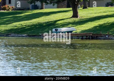 Accesso privato lago al di fuori dei cantieri di casa. Banchine, barche. Wichita, Kansas, Stati Uniti Foto Stock