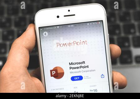 Kharkov, Ucraina - 22 febbraio 2021: Icona dell'applicazione Microsoft Office PowerPoint sullo schermo di Apple iPhone, primo piano della foto Foto Stock