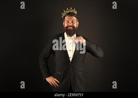 giorno perfetto. Principe di sogno. Moda maschile. Premio miglior dipendente dell'anno. Concetto di leadership. Eccellenza pura. Uomo maturo indossa corvo d'oro. Re del business. Capo grande. Egoista ed egoista. Foto Stock