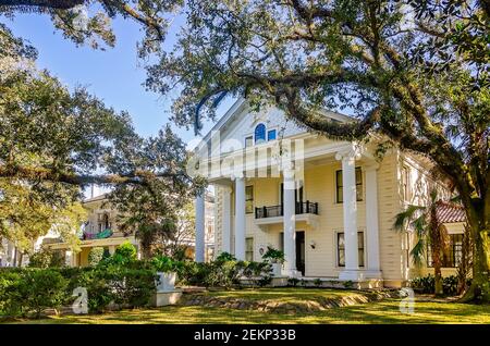 Lo storico G.C. Clarke House, costruita nel 1907, è raffigurata su Government Street nel quartiere storico di Oakleigh Garden a Mobile, Alabama. Foto Stock