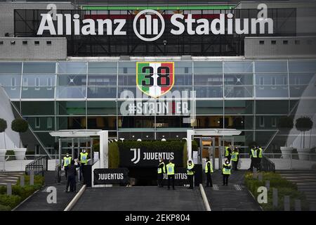 TORINO - 04 ottobre 2020: Vista generale mostra lo stadio Allianz prima della serie UNA partita di calcio in programma tra Juventus FC e SSC Napoli. Il SSC di Napoli non si presenterà in quanto le autorità sanitarie locali (ASL) non hanno potuto recarsi a Torino a causa della possibilità di un focolaio di coronavirus COVID-19 nella squadra. Anche la squadra Juventus FC è andata in isolamento dopo che due membri del personale hanno provato positivi per il coronavirus COVID-19, tuttavia la squadra Juventus FC si presenterà allo stadio Allianz come di consueto come i funzionari della Serie A non hanno ordinato il rinvio della partita. Con ogni probabilità Juv