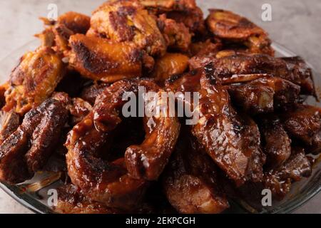 chiocciola di costolette di maiale arrostite con salsa al barbecue e caramellate con miele. Gustoso spuntino fatto in casa o per piccole imprese ow Foto Stock