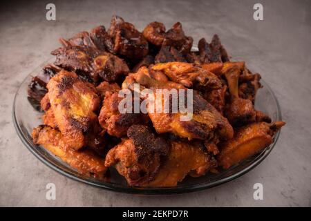 piatto di costolette e antipasto di pollo arrosto su sfondo grigio Foto Stock