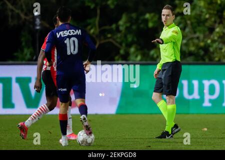 EINDHOVEN, PAESI BASSI - FEBBRAIO 23: Arbitro Laurens Gerrets durante la partita di Keukenkampioen Divisie tra Jong PSV e Helmond Sport al PSV Campus Foto Stock