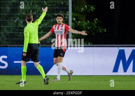 EINDHOVEN, PAESI BASSI - FEBBRAIO 23: Arbitro Laurens Gerrets e Armando Obispo di Jong PSV durante la partita di Keukenkampioen Divisie tra Jong PSV Foto Stock