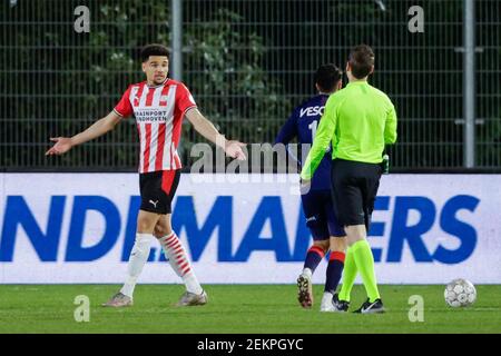 EINDHOVEN, PAESI BASSI - FEBBRAIO 23: Arbitro Laurens Gerrets e Armando Obispo di Jong PSV durante la partita di Keukenkampioen Divisie tra Jong PSV Foto Stock