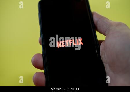 Visualizzazione manuale mentre si utilizza l'app netflix su uno smartphone,video piattaforma di streaming Foto Stock