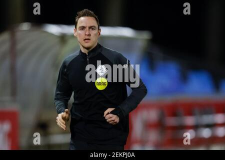 EINDHOVEN, PAESI BASSI - FEBBRAIO 23: Arbitro Laurens Gerrets durante la partita di Keukenkampioen Divisie tra Jong PSV e Helmond Sport al PSV Campus Foto Stock