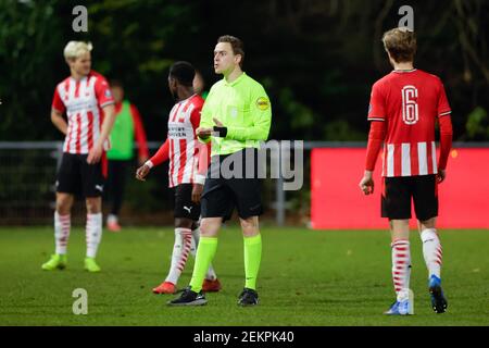 EINDHOVEN, PAESI BASSI - FEBBRAIO 23: Arbitro Laurens Gerrets durante la partita di Keukenkampioen Divisie tra Jong PSV e Helmond Sport al PSV Campus Foto Stock