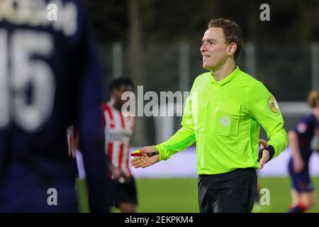 EINDHOVEN, PAESI BASSI - FEBBRAIO 23: Arbitro Laurens Gerrets durante la partita di Keukenkampioen Divisie tra Jong PSV e Helmond Sport al PSV Campus Foto Stock