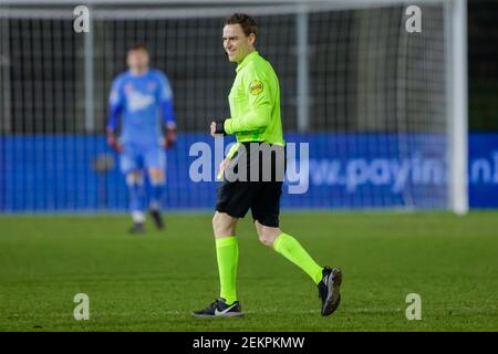 EINDHOVEN, PAESI BASSI - FEBBRAIO 23: Arbitro Laurens Gerrets durante la partita di Keukenkampioen Divisie tra Jong PSV e Helmond Sport al PSV Campus Foto Stock