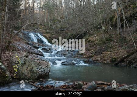 L'acqua scorre sopra il torrente roccioso nelle montagne in Virginia Foto Stock