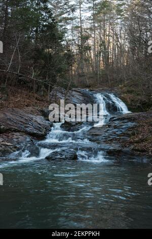 L'acqua scorre sopra il torrente roccioso nelle montagne in Virginia Foto Stock