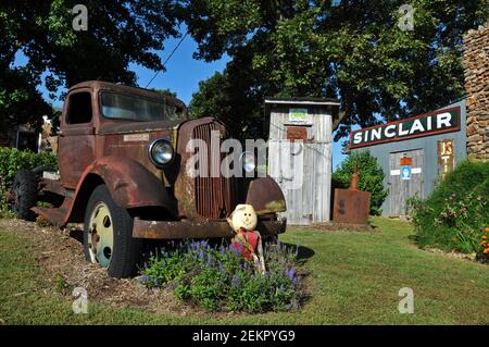 Un vecchio camion Dodge in mostra presso la stazione di rifornimento e garage Gay Parita, un punto di riferimento della Route 66 e un'attrazione a bordo strada a Paris Springs Junction, Missouri. Foto Stock