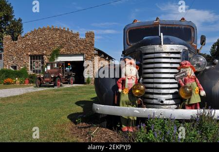 Veicoli d'antiquariato esposti presso la stazione di rifornimento e garage Gay Parita, un punto di riferimento della Route 66 e un'attrazione a bordo strada a Paris Springs Junction, Missouri. Foto Stock