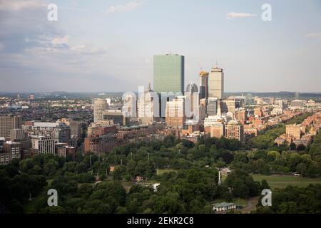 Una vista aerea ad ampio angolo dei Boston commons, i Giardini pubblici e l'area di Back Bay. Boston, Massachusetts, Stati Uniti Foto Stock