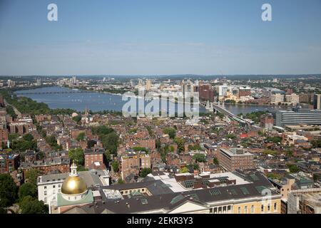 Una vista aerea grandangolare di Beacon Hill, la casa di stato e Cambridge. Boston, Massachusetts, Stati Uniti Foto Stock