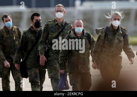 Lisbona. 23 Feb 2021. Gli esperti medici dell'esercito tedesco arrivano alla base militare di Figo Maduro a Lisbona, in Portogallo, il 23 febbraio 2021. Il Portogallo ha accolto martedì la seconda squadra di professionisti della salute militare tedeschi che assistono il paese nel trattamento dei pazienti COVID-19. Credit: Pedro Feuza/Xinhua/Alamy Live News Foto Stock