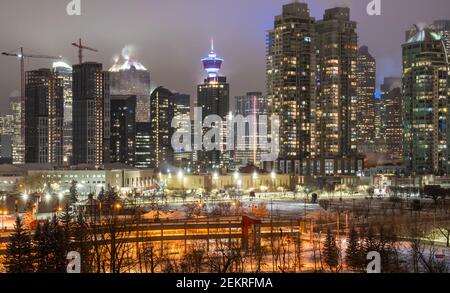 Un paesaggio notturno di monumenti e l'affollato centro di Calgary Alberta Canada. Foto Stock