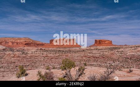 Scogliere di roccia rossa intorno a Moab Utah in un giorno di ottobre Foto Stock