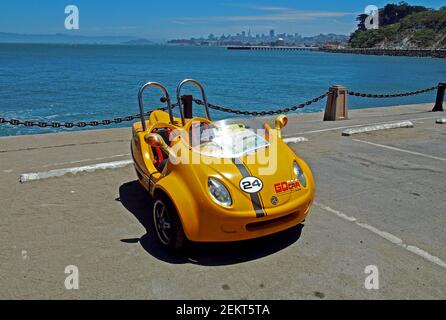 3 ruote, 2 persone GoCar noleggio veicolo parcheggiato lungo la baia presso Fort Point Lot a San Francisco, California Foto Stock