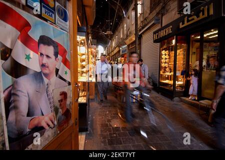 Damasco, Siria. 9 Apr 2019. Poster di Bashar al Assad nel suk d'oro di Hamadiyya a Damasco Credit: John Wreford/SOPA Images/ZUMA Wire/Alamy Live News Foto Stock