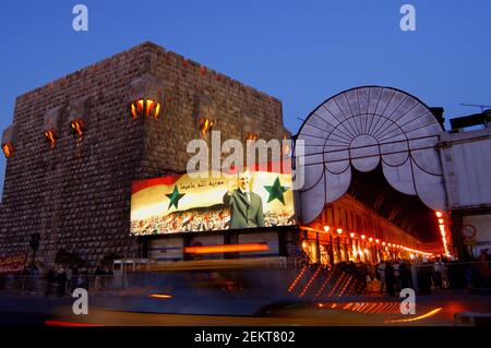 Damasco, Siria. 9 Apr 2019. Poster di Bashar al Assad fuori della cittadella nel souk di Hamadiyya, Damasco. Credit: John Wreford/SOPA Images/ZUMA Wire/Alamy Live News Foto Stock