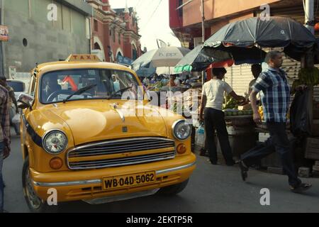 Un taxi giallo su una strada stretta a Kolkata, Bengala Occidentale, India (2013). I taxi gialli di Kolkata sono ultimamente 'difficilmente visibili per le strade' della città, secondo una pubblicazione di 'Kolkata on Wheels', una rivista mensile di automobilismo e stile di vita. Foto Stock