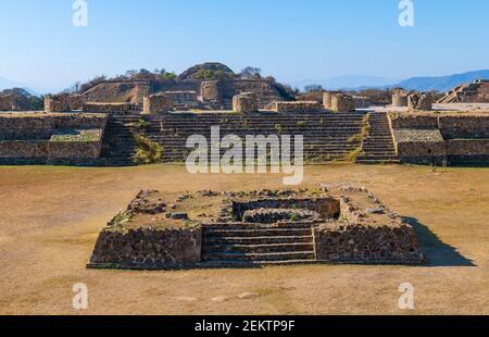 Piazza principale del sito Zapotec di Monte Alban, Oaxaca, Messico. Foto Stock